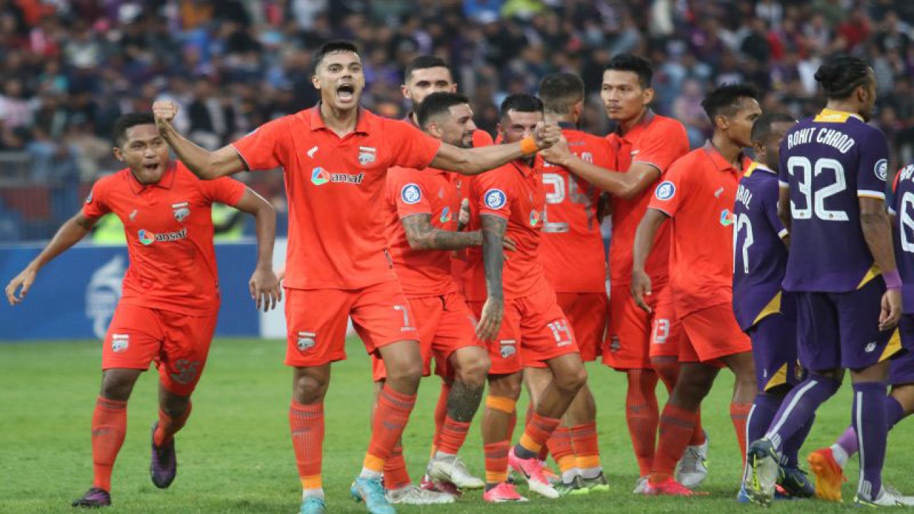 Ilustrasi - Sejumlah pesepak bola Borneo FC Samarinda melakukan selebrasi usai mencetak gol ke gawang Persik Kediri pada pertandingan Liga 1 di Stadion Brawijaya, Kota Kediri, Jawa Timur, Jumat (12/8/2022). Borneo FC Samarinda menang dengan skor 2-1. ANTARA FOTO/Prasetia Fauzani/rwa.