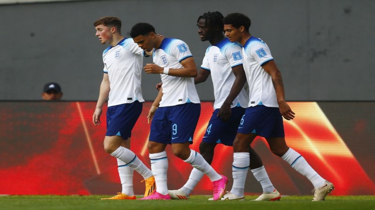Selebrasi Dane Scarlett (kedua kiri) dengan rekan setimnya setelah mencetak gol untuk timnas Inggris dalam pertandingan Grup E melawan Tunisia di La Plata, Argentina pada 23 Mei 2023. ANTARA/REUTERS/MATIAS BAGLIETTO