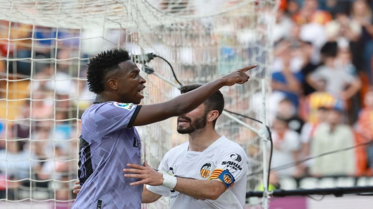Arsip - Pemain Real Madrid Vinicius Jr. menunjuk ke arah bangku penonton setelah diduga mendapat kekerasan verbal pada laga lanjutan Liga Spanyol melawan Valencia di Mastella Stadium, Valencia, Minggu (21/5/2023). AFP/JOSE JORDAN
