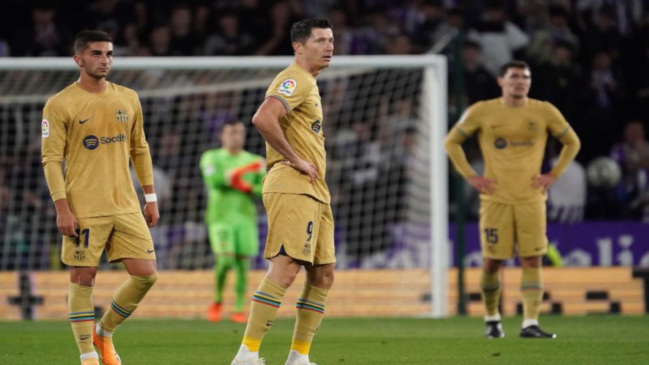 Ekpresi penyerang Barcelona Robert Lewandowski setelah timnya kalah dari Real Valladolid dalam pertandingan Liga Spanyol di Jose Zorilla Stadium pada 24 Mei 2023. ANTARA/AFP/CESAR MANSO