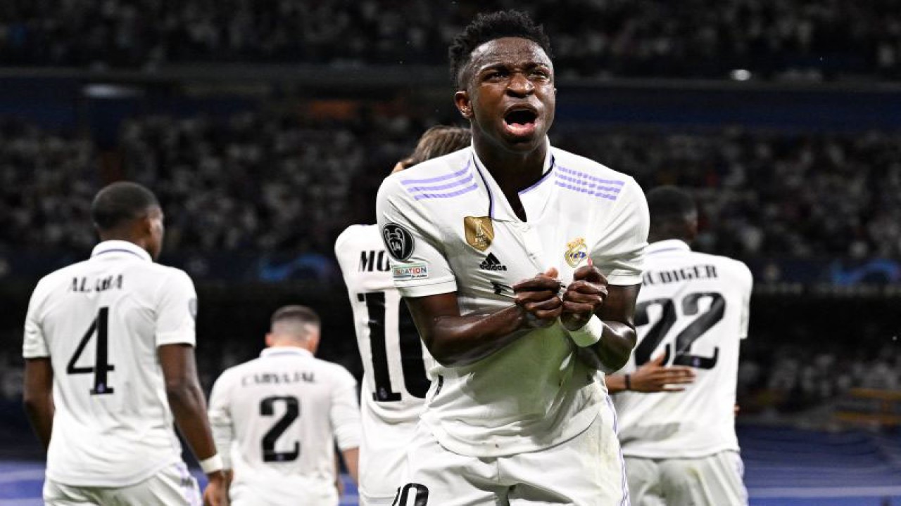 Foto arsip - Penyerang Real Madrid Vinicius Junior melakukan selebrasi setelah mencetak gol pertama ke gawang Manchester City dalam semi final Liga Champions di Santiago Bernabeu stadium, Madrid, Selasa (9/5/2023). ANTARA/AFP/JAVIER SORIANO.