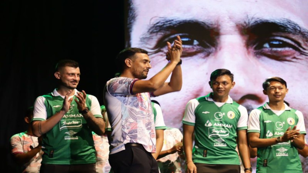 PSS Sleman melakukan peluncuran Tim yang akan berlaga pada kompetisi Liga 1 tahu 2023/2024 di halaman Stadion Maguwoharjo Sleman, Kamis (25/5/2023). ANTARA/HO-Bagian Prokopim Setda Sleman