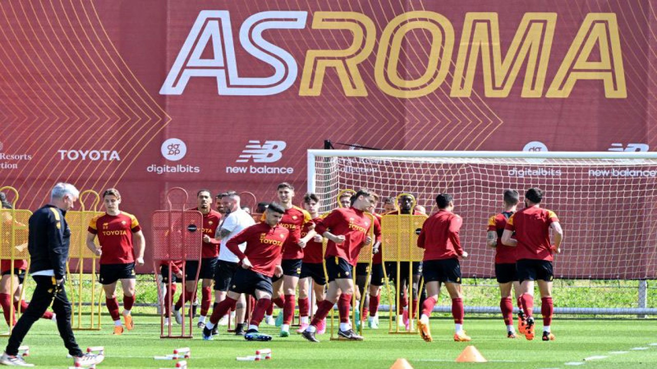 Pelatih AS Roma Jose Mourinho (kiri) memimpin para pemainnya berlatih, di Trigoria Training Ground, Roma, Italia, Rabu (19/4/2023). AS Roma akan menghadapi Feyenoord dalam laga leg kedua babak perempat final Liga  Europa pada Jumat dini hari besok. ANTARA FOTO/Reuters-Alberto Lingria/hp.