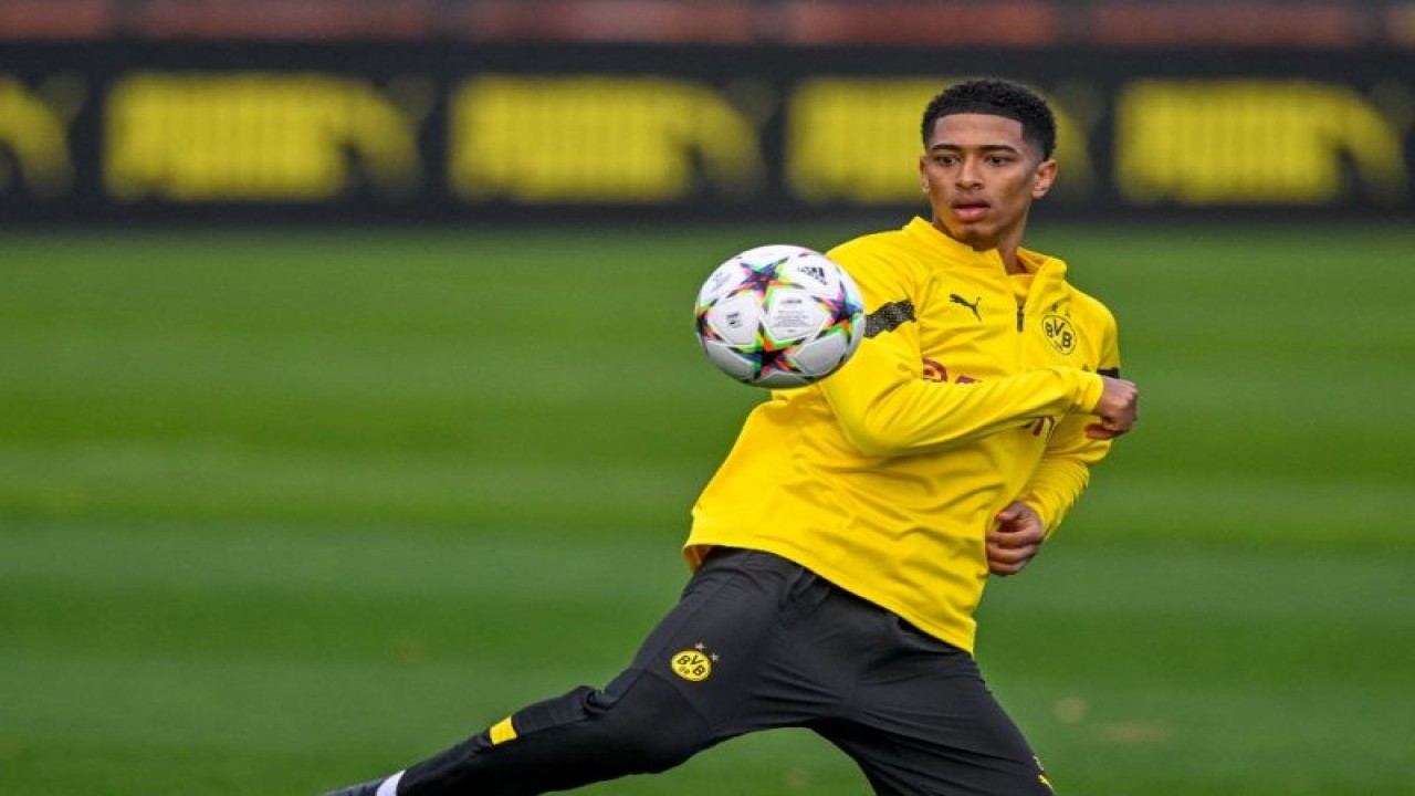 Pemain Borussia Dortmund Jude Bellingham saat berlatih menjelang laga Grup G Liga Champions melawan Manchester City di Dortmud, 24 Oktober 2022. Foto SASCHA SCHUERMANN / AFP