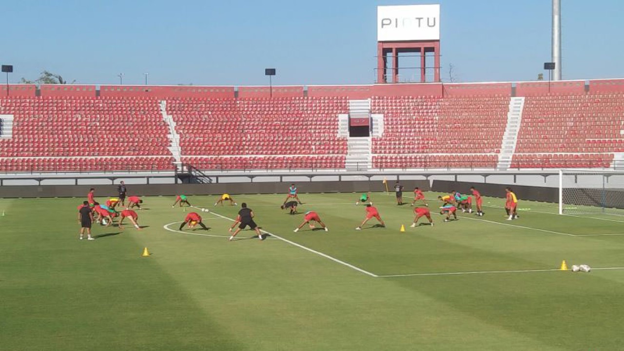 Arsip foto - Sejumlah pemain Bali United menjalani latihan perdana di Stadion Kapten I Wayan Dipta di Kabupaten Gianyar, Bali, Kamis (25/5/2023) ANTARA/Dewa Ketut Sudiarta Wiguna