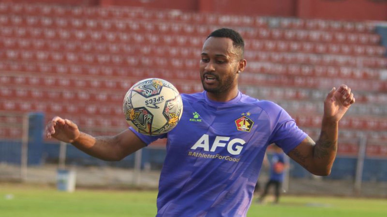 Striker asing baru Persik Kediri Pedro Paulo mengikuti latihan perdananya di Stadion Brawijaya, Kota Kediri, Jawa Timur, Jumat (26/5/2023). Manajemen Persik Kediri resmi mengontrak pesepak bola asal Brasil tersebut untuk memperkuat tim pada kompetisi Liga 1 2023/2024. ANTARA FOTO/Prasetia Fauzani/aww.