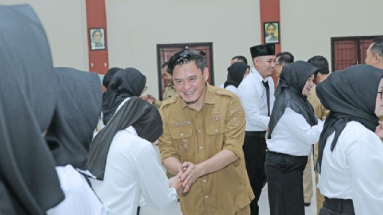 Wakil Bupati Bangka Barat Bong Ming Ming memberikan ucapan selamat kepada para PPPK tenaga kesehatan yang baru dilantik. (ANTARA/HO-Diskominfo Bangka Barat)