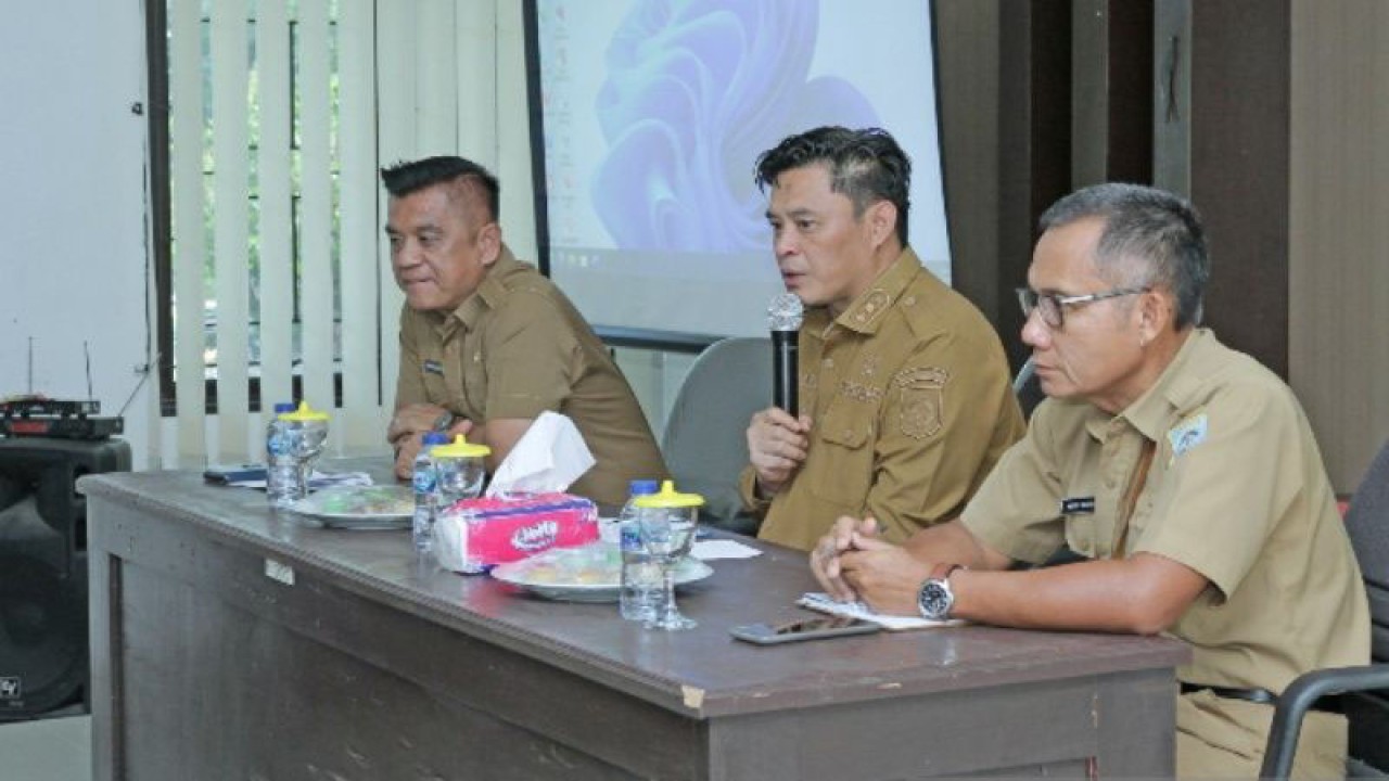 Wakil Bupati Bangka Barat, Provinsi Babel, Bong Ming Ming (tengah) memimpin musyawarah bersama untuk menyusun rencana tata ulang pemanfaatan Tahura Bukit Menumbing di Mentok, Rabu (31/5/2023). (FOTO ANTARA/HO-Diskominfo Bangka Barat)