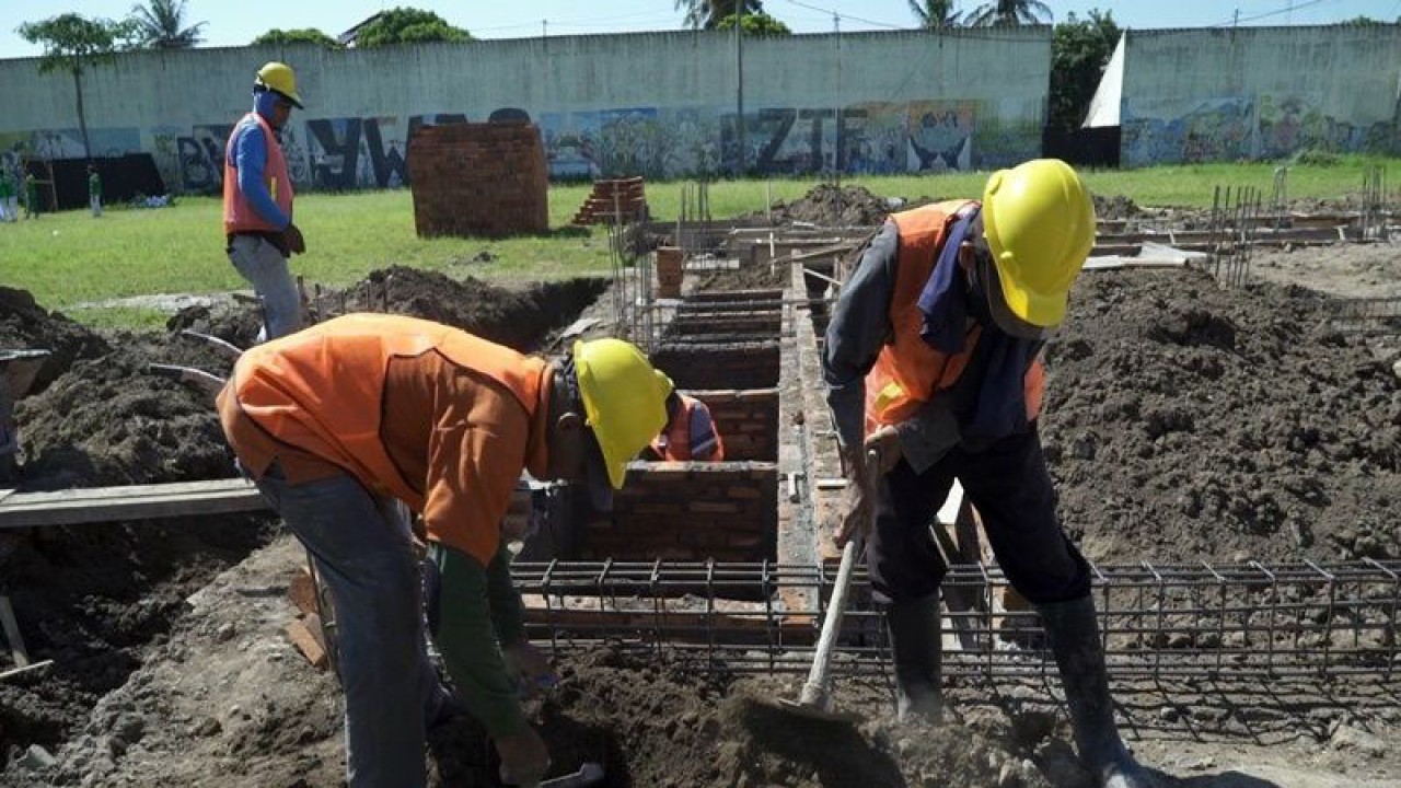 Sejumlah tenaga bangunan sedang beraktivitas pembangunan pasar ikan di Sunggingan Boyolali, Rabu (17/5/2023) ANTARA/Bambang Dwi Marwoto.