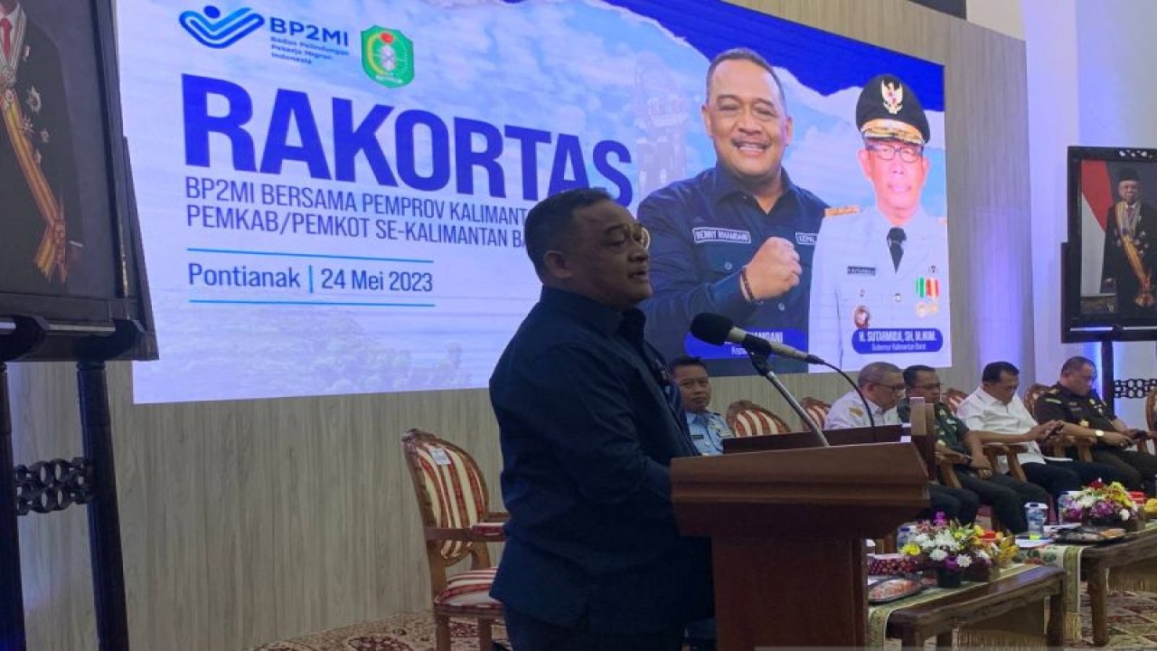 Kepala Badan Pelindungan Pekerja Migran Indonesia (BP2MI) Benny Rhamdani saat menghadiri Rapat Koordinasi Terbatas (Rakortas) BP2MI bersama Pemerintah Provinsi (Pemprov) Kalbar, Pemerintah Kabupaten (Pemkab)/Pemerintah Kota (Pemkot) se-Kalbar di Pontianak, Rabu (24/5/2023) (FOTO ANTARA/Riyan Alfiyansyah)