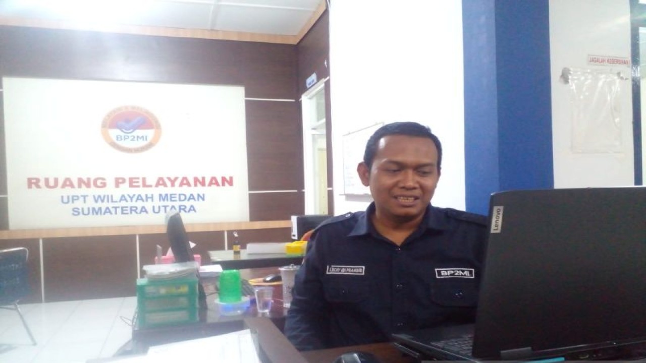 Pejabat Fungsional Pengantar Kerja B3MI Sumut, Lucky Adi Pramono memberikan keterangan terkait PMI bekerja di Negara ASEAN. (ANTARA/M Sahbainy Nasution)