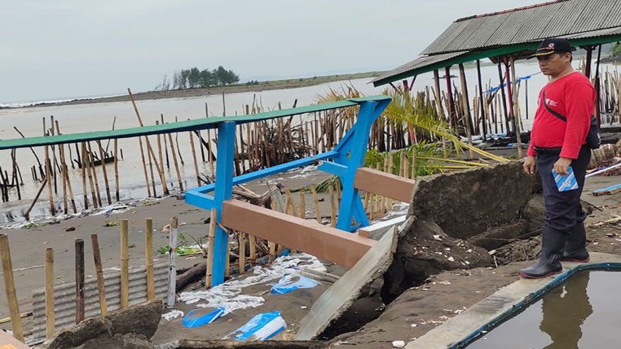 Arsip foto - Petugas BPBD Kabupaten Cilacap memantau kerusakan warung dan fasilitas umum di Pantai Sodong, Desa Karangbenda, Kecamatan Adipala, akibat banjir pesisir disertai gelombang tinggi yang terjadi pada Sabtu (24/12/2022) malam. ANTARA/HO-BPBD Cilacap