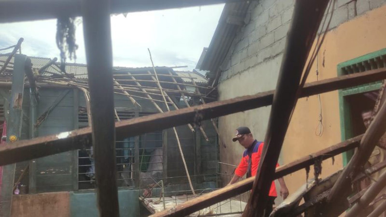 Personel BPBD Bangka saat melakukan pendataan rumah warga rusak akibat angin puting beliung (babel.antaranews.com)