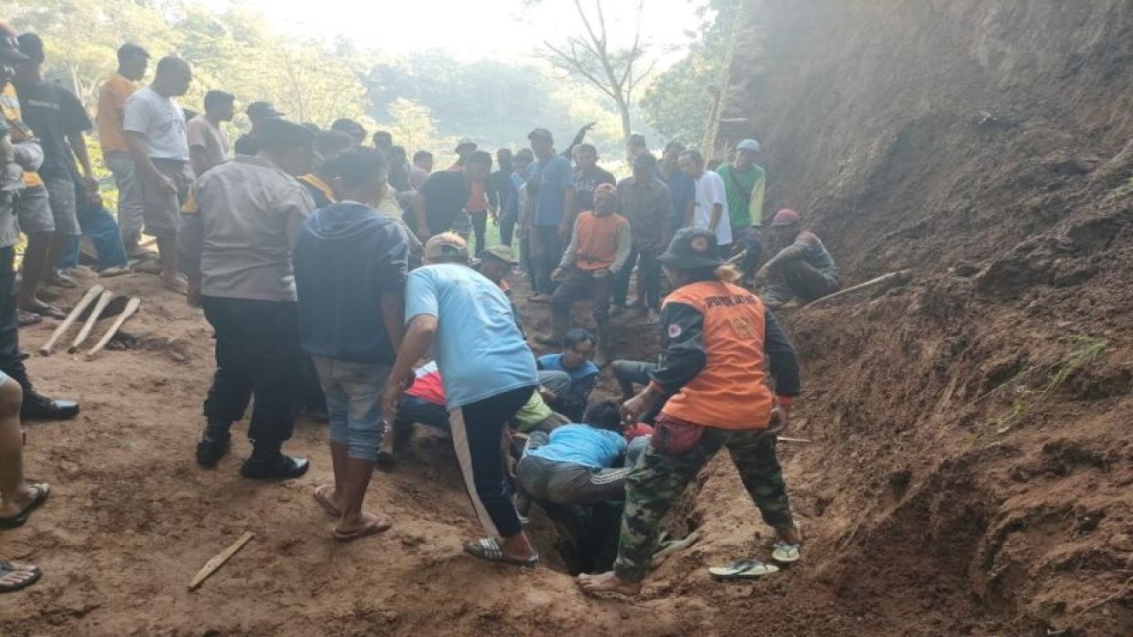 Tim Badan Penanggulangan Bencana Daerah (BPBD) Kabupaten Kudus, Jawa Tengah, bersama masyarakat dan aparat melakukan evakuasi korban tertimbun material tanah longsor di Desa Dukuh Waringin, Kecamatan Dawe, Kabupaten Kudus. (ANTARA/HO.BPBD Kudus.)