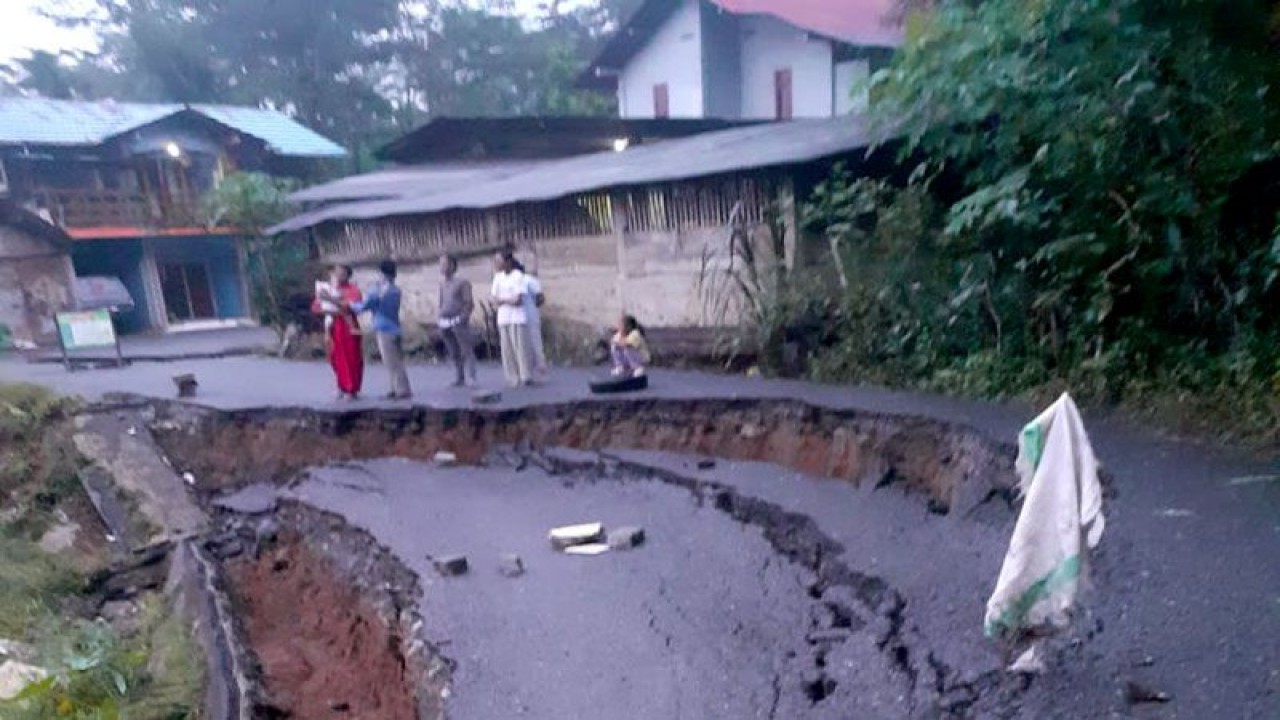 Sejumlah warga memerhatikan Jalan Watubelah, Pagedongan, Kabupaten Banjarnegara, Senin (8/5/2023) pagi, yang longsor akibat hujan lebat pada Minggu (7/5/2023) siang hingga malam hari. ANTARA/HO-BPBD Banjarnegara