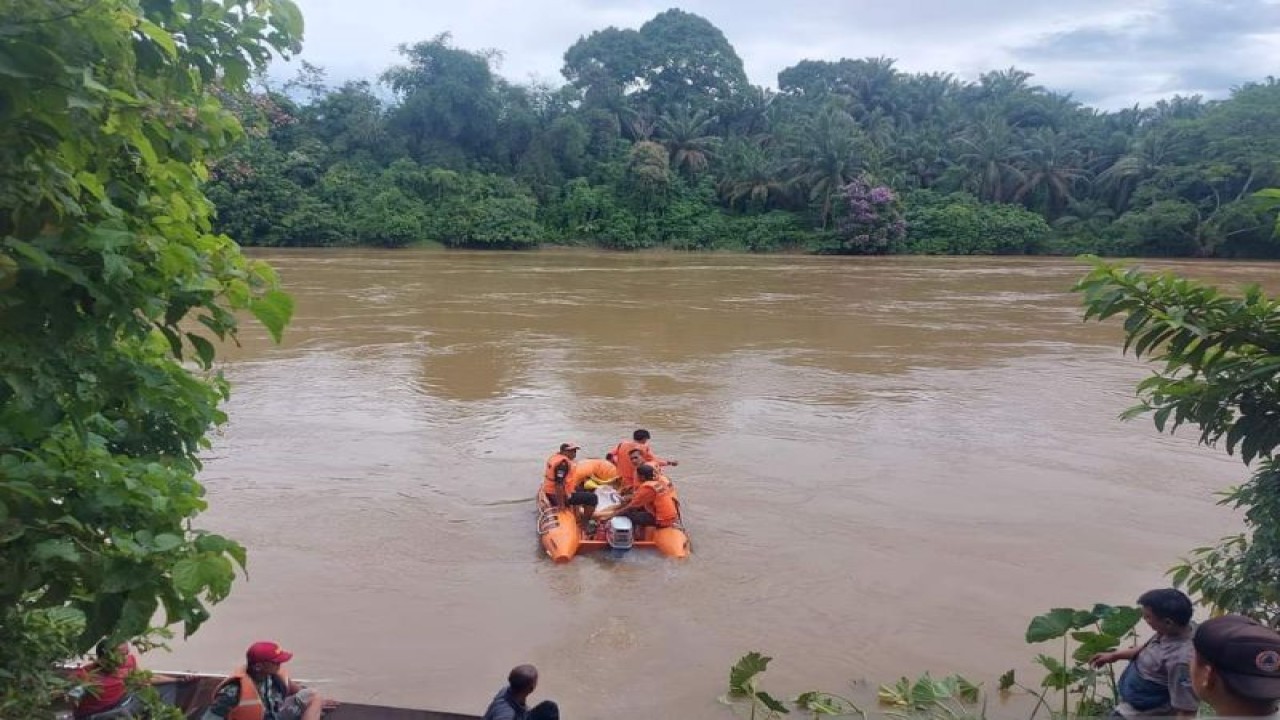 BPBD melakukan pencarian korban yang terjun ke Sungai Batanghar dari jembatan penghubung di Nagari Sungai Langkok Kecamatan Tiumang, Kabupaten Dharmasraya,, Sumbar, Senin (8/5/2023). (FOTO ANTARA/HO-Wali Nagari Sipangkur)