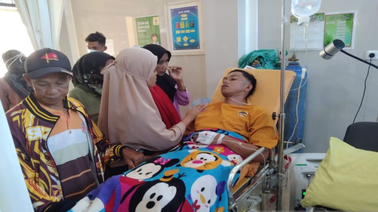 Para korban pendaki Gunung Seminung yang tersambar petir dirawat di Puskesmas Sukau, Lampung Barat, Senin. (ANTARA/BPBD OKU Selatan/23)