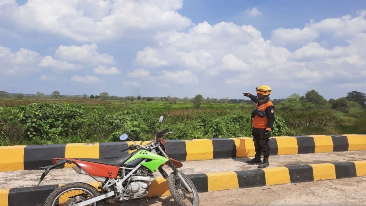 Salah seorang anggota Tim Satgas BPBD Kalsel melakukan patroli untuk memantau daerah rawan karhutla di Kota Banjarbaru, Selasa (23/5/2023). (ANTARA/Tumpal Andani Aritonang)
