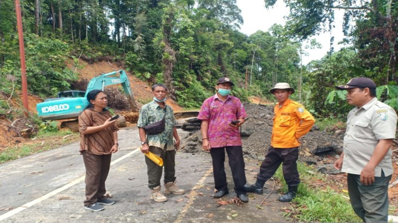 Tim dari ebberapa instansi di Kabupaten Malinau memnatau langsung ruas jalan yang putus akibat longsor, Senin (22/5/2023). (ANTARA/Muh. Arfan)