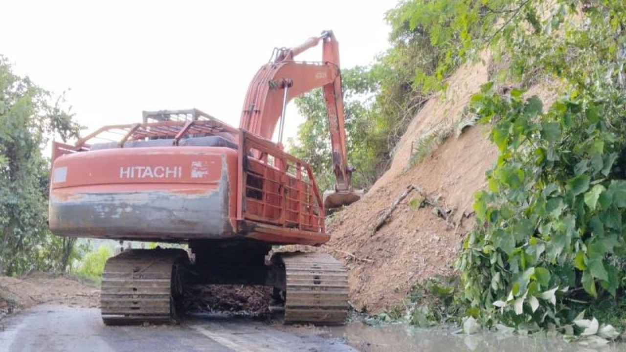 BPBD mengerahkan alat berat untuk membersihkan longsoran tanah di jalan Desa Tekana, Kecamatan Buana Pemaca, Kabupaten OKU Selatan, Provinsi Sumatera Selatan. (ANTARA/Edo Purmana/23)
