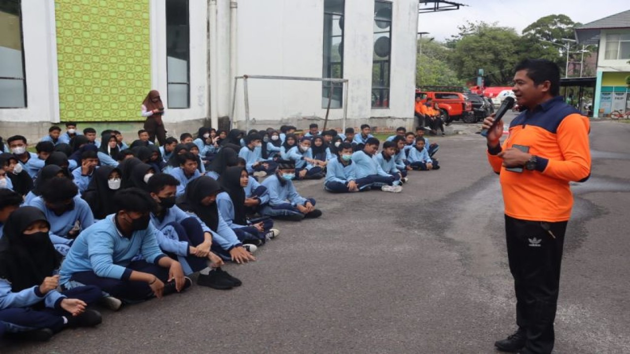 Kepala Bidang Pencegahan dan Kesiapsiagaan di BPBD Kota Palangka Raya Heri Fauzi memberikan sosialisasi kepada pelajar di SMP Muhammadiyah Kota Palangka Raya tentang kebencanaan, kemarin. ANTARA/Dokumentasi Pribadi
