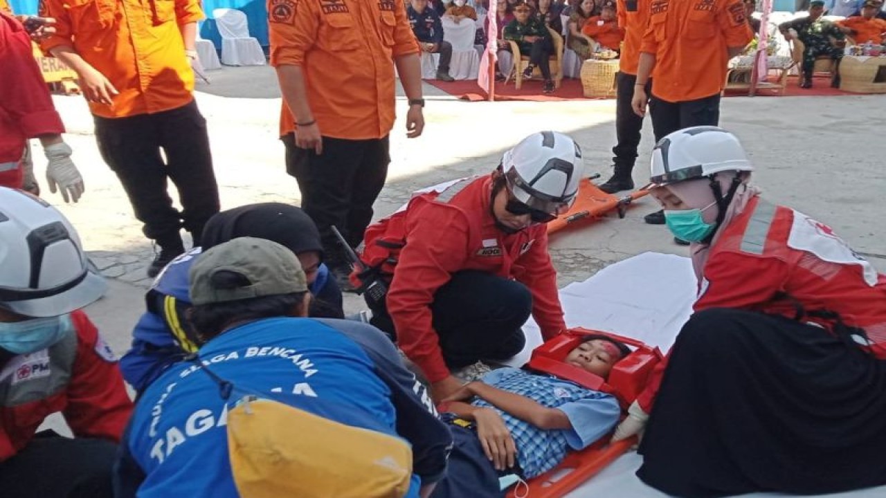 Simulasi evakuasi mandiri saat terjadi gempa bumi di Sekolah Gamaliel, Kota Palu, Provinsi Sulawesi Tengah, Kamis (25/5/2023). (ANTARA/HO-Syahrul)