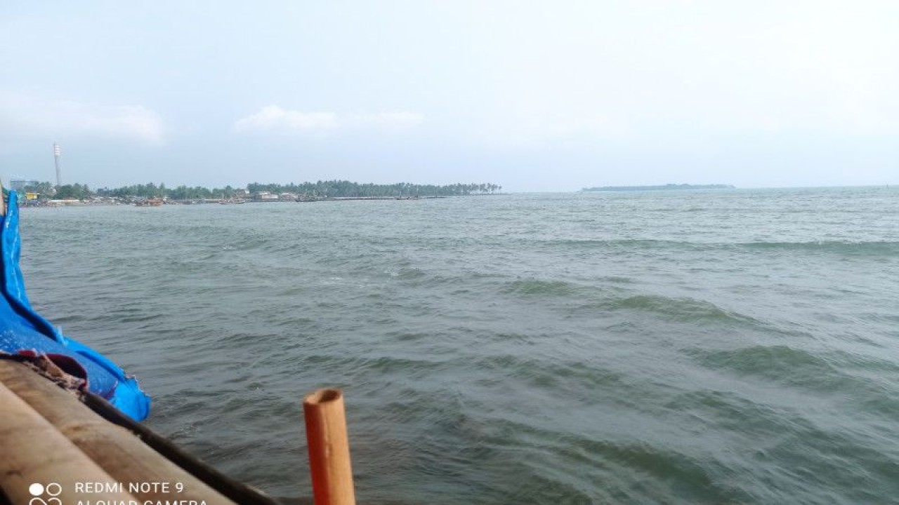 Pesisir selatan Kabupaten Pandeglang, tepatnya di Kecamatan Labuan relatif normal dan tidak terdampak adanya gempa magnitudo 5,4 yang berpusat di Sumur.ANTARA/Mansur