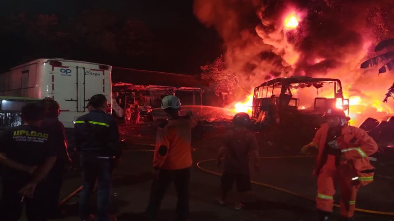 Proses pemadaman kebakaran di Garasi Bus Maju Lancar Jalan Wonosari Kabupaten Bantul, Daerah istimewa Yogyakarta, Selasa (23/5/2023) malam. Foto Humas Polres Bantul.