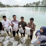 BPBL Batam melepas 5.000 ikan nemo di Pantai Kampung Melayu, Jumat (26/5/2023) (ANTARA/Jessica)-1685100136