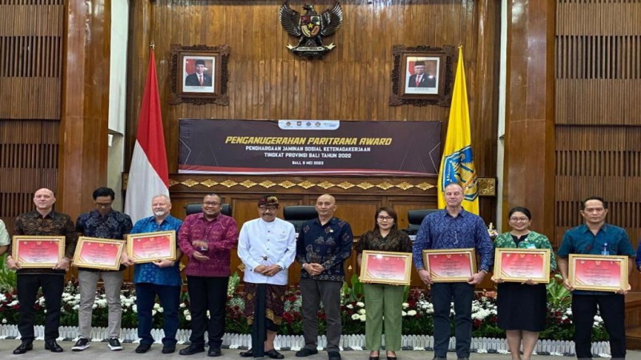 Deputi Direktur BPJAMSOSTEK Wilayah Banuspa Kuncoro Budi Winarno bersama Wagub Bali Tjokorda Oka Artha Ardhana Sukawati dan pemenang penghargaan Paritrana Award tingkat Provinsi Bali tahun 2022 di Denpasar. ANTARA/Ni Luh Rhismawati.