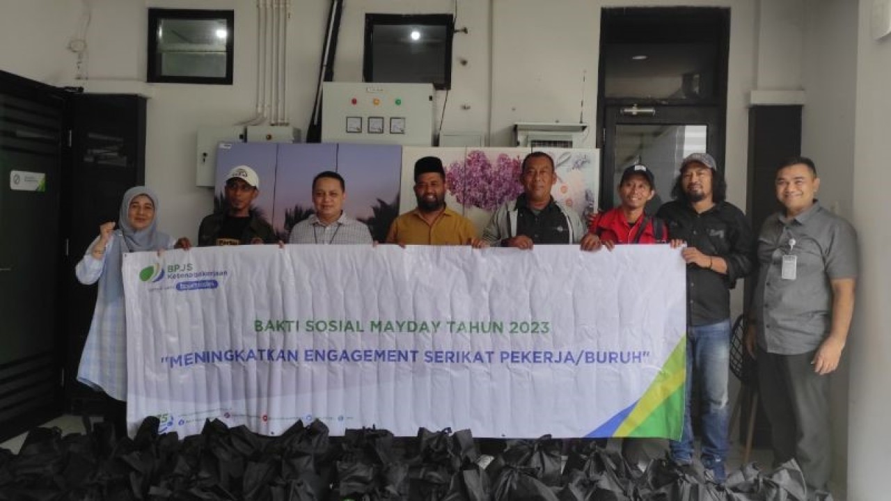 Penyerahan bantuan paket sembako secara simbolis kepada perwakilan serikat pekerja di Kantor BPJAMSOSTEK Cabang Bekasi Cikarang, Rabu. (ANTARA/Pradita Kurniawan Syah).