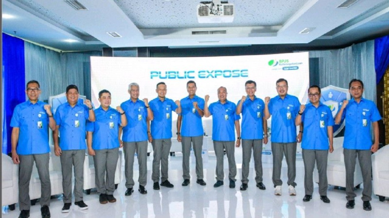 Direksi dan Dewas BPJAMSOSTEK berfoto bersama usai Public Expose Laporan Keuangan dan Laporan Pengelolaan Program (LK-LPP) tahun 2022 yang bertema “Pencapaian Nasional & Global dalam Meningkatkan Perlindungan Pekerja Indonesia” di Jakarta, Jumat (12/5/2023), (ANTARA/Erafzon Saptiyulda AS/ho bpjamsostek)