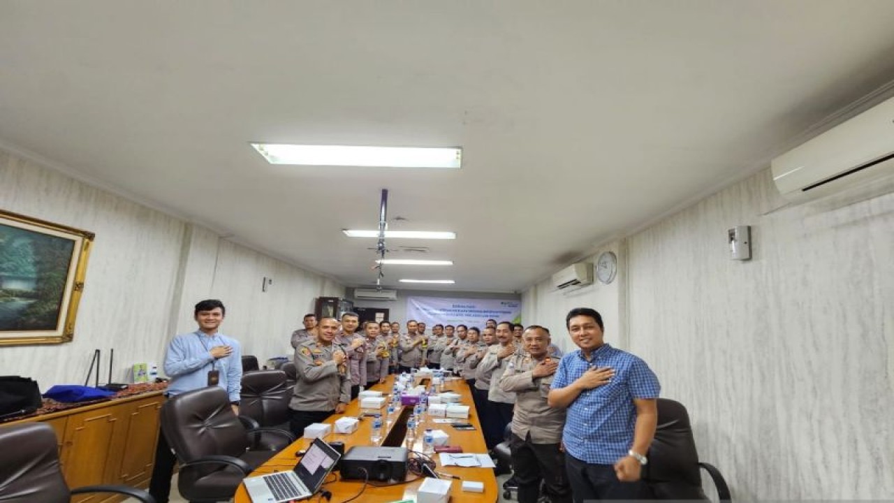 Rapat bersama pimpinan BPJAMSOSTEK Kantor Cabang Tangerang Batuceper dengan perwakilan tiga polsek, yakni Batuceper, Neglasari, dan Benda terkait penanganan kemiskinan, Rabu (24/5/2023). ANTARA