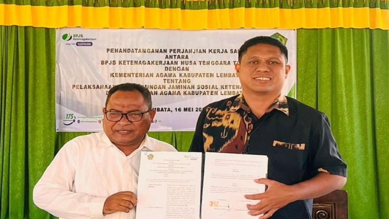 Penandatangan kerja sama antara BPJS Ketenagakerjaan Cabang Sikka Maumere dengan Kantor Kementerian Agama Kabupaten Lembata terkait perlindungan jaminan sosial pada pegawai non-ASN, Lewoleba, Lembata, NTT, Selasa (16/5/2023). (ANTARA/HO-Dokumentasi Pribadi)