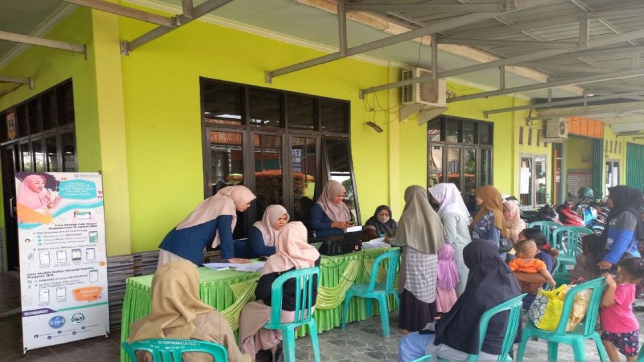 BPJS Kesehatan cabang Solok, Sumatera Barat saat menyosilisasikan Mobile Customer Service (MCS) dalam memberikan informasi terbaru dari Program Jaminan Kesehatan Nasional (JKN) ke masyarakat (ANTARA/HO-BPJS Kesehatan)