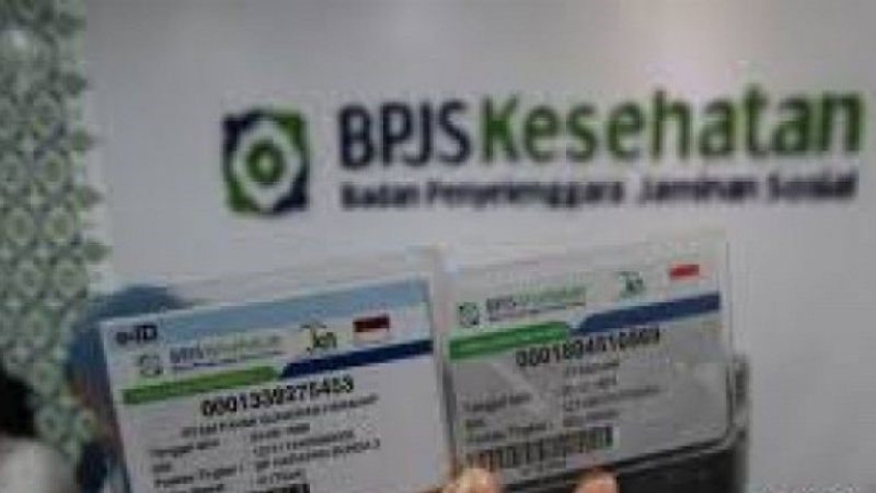 Ilustrasi: Peserta BPJS Kesehatan dengan memegang kartu kepesertaan BPJS nya. (Foto Antara/Azis Senong)