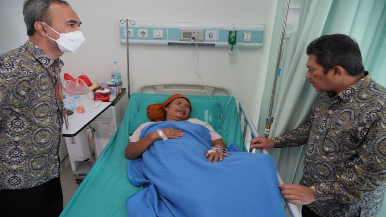 Direktur Utama BPJS Kesehatan Ghufron Mukti ketika mengunjungi para korban kecelakaan di RSU Serpong Utara pada Rabu (10/5/2023). (ANTARA/HO-BPJS Kesehatan)