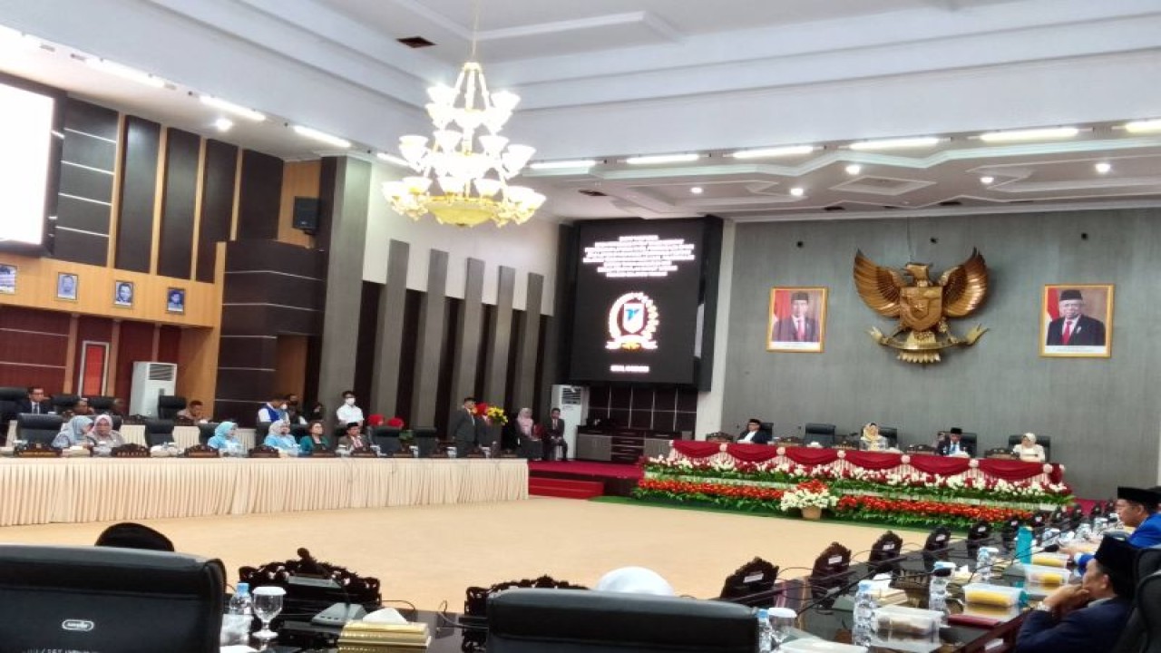 Rapat Paripurna Masa Persidangan ke II tahun ke empat penyerahan Laporan Hasil Pemeriksaan (LHP) BPK RI atas laporan keuangan Pemerintah Provinsi Sulawesi Tengah dan ihtisar hasil pemeriksaan daerah Tahun Anggaran 2022 DPRD Provinsi Sulawesi Tengah di Palu, Senin (15/5/2023). (ANTARA/Nur Amalia Amir)