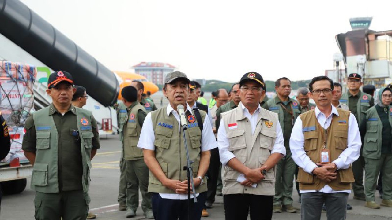 Deputi Kepala Badan Pengawasan Keuangan dan Pembangungan (BPKP) Bidang Polhukam PMK Iwan Taufiq Purwanto (kanan) bersama Menko PMK Muhadjir Effendy (kedua dari kanan) dalam keberangkatan bantuan Pemerintah Indonesia untuk Vanuatu di Tangerang, Banten, Senin (8/5/2023). ANTARA/HO-BPKP