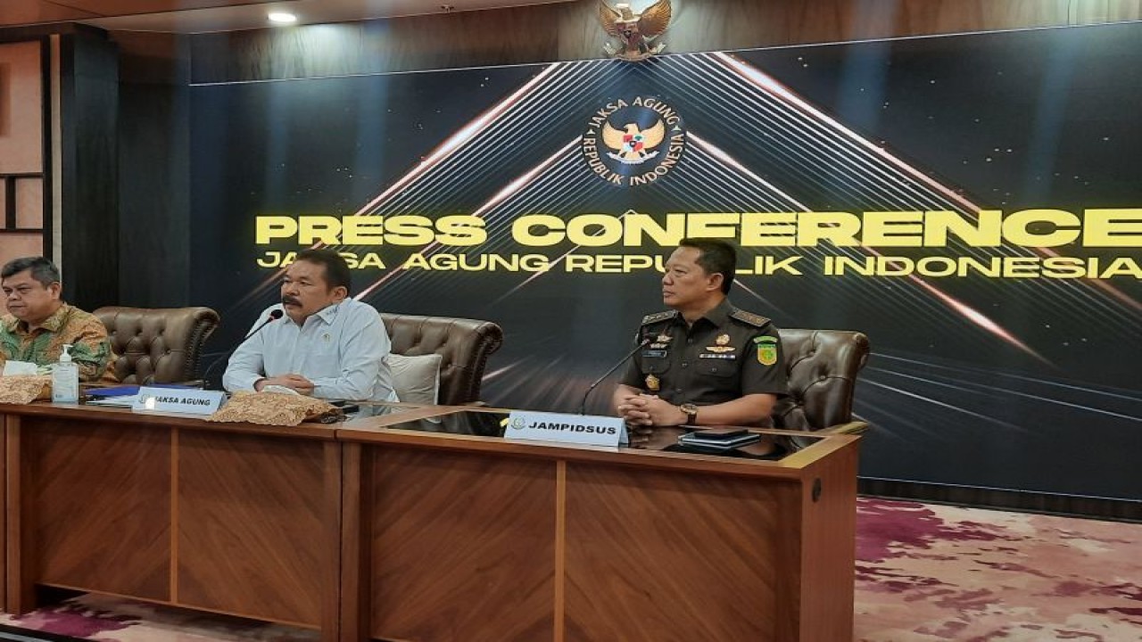 Ki-ka : Kepala BPKP Muhammad Yusuf Ateh, Jaksa Agung Sanitiar Burhanuddin, Jampidsus Febri Ardiansyah memberikan keterangan pers hasil perhitungan kerugian keuangan negara perkara dugaan korupsi BTS BAKTI Kominfo periode 2020-2022 di Jakarta, Senin (15/5/2023). ANTARA/Laily Rahmawaty