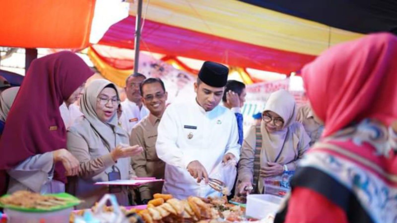 Wakil Wali Kota Solok Ramadhani Kirana Putra bersama BPOM Sumbar saat meninjau Pasar Raya Solok (ANTARA/HO-Prokompim Pemkot Solok)