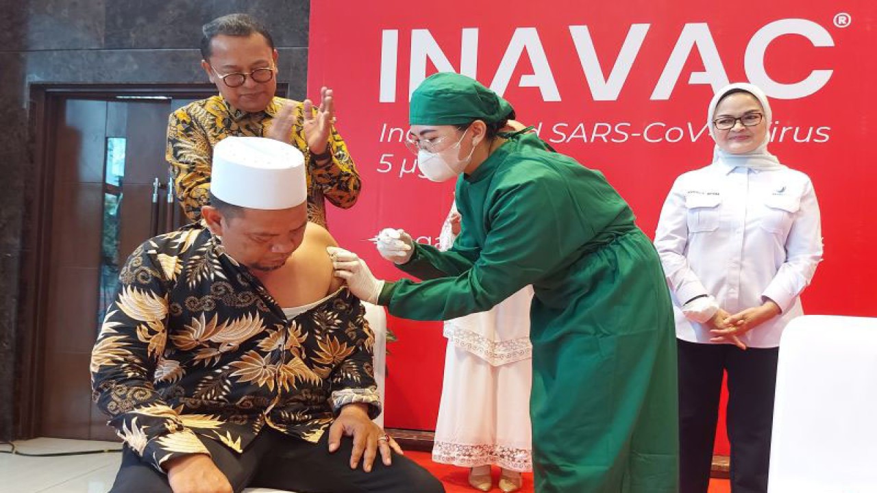 Kepala BPOM RI Penny K Lukito (kanan) saat menyaksikan kegiatan Vaksinasi Massal Vaksin InaVac di PT Biotis Pharmaceuticals Indonesia, Gunung Sindur, Kabupaten Bogor, Jawa Barat, Selasa (30/5/2023). (ANTARA/Andi Firdaus).