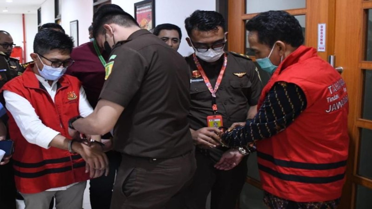 Dokumentasi - Kejaksaan Tinggi Jawa Barat mengamankan dua tersangka korupsi BPR Karya Remaja Indramayu. (ANTARA/HO-Kejati Jawa Barat)