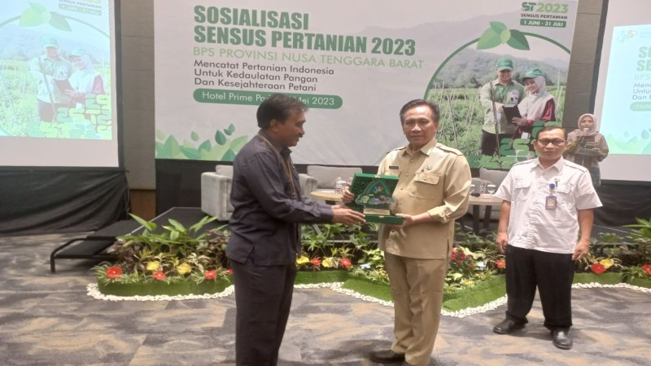 Kepala Dinas Pertanian dan Perkebunan Nusa Tenggara Barat, H Fathul Gani (tengah), menerima cenderamata dari Kepala BPS NTB, Wahyudin, dalam sosialisasi Sensus Pertanian tahun 2023, di Kota Mataram, Senin (29/5/2023). ANTARA/Awaludin