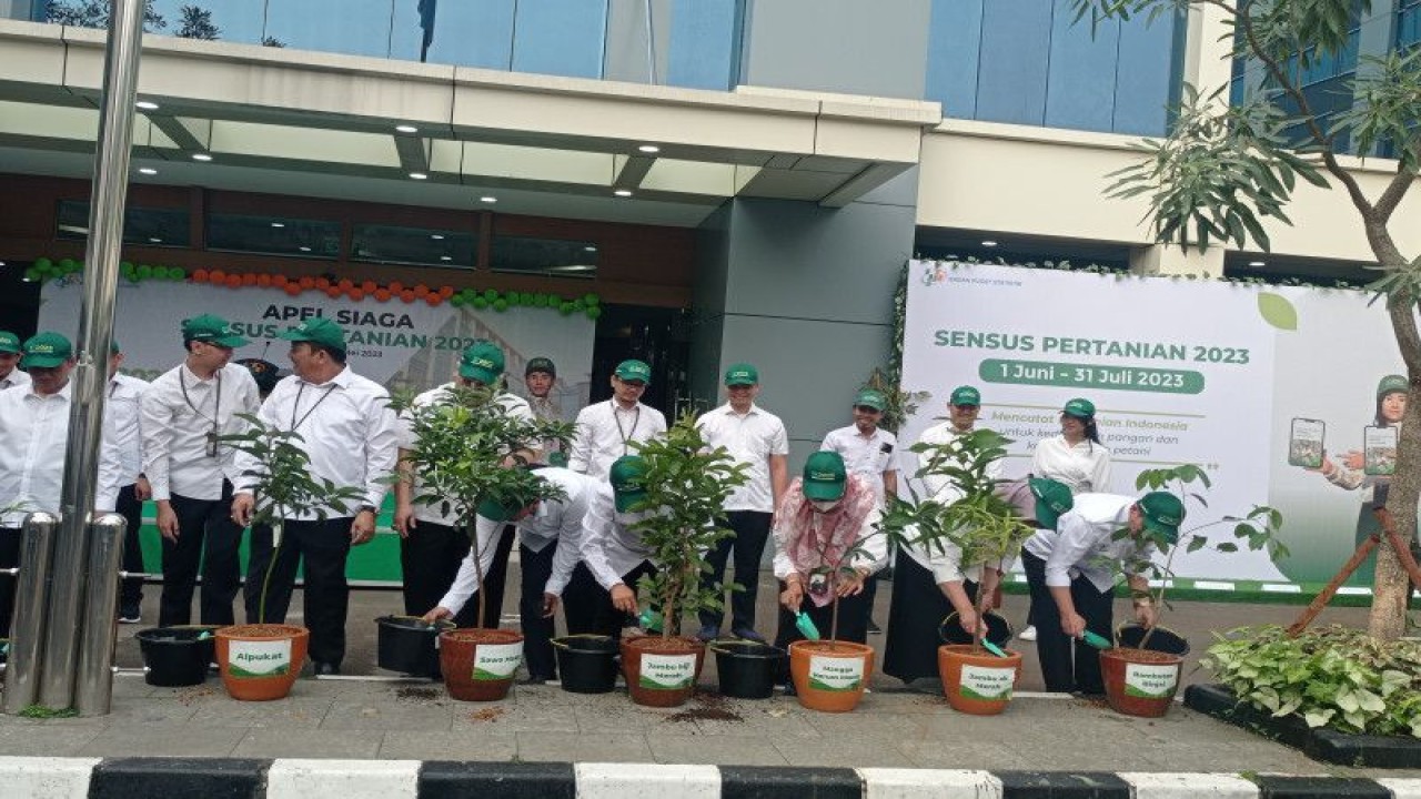 Badan Pusat Statistik (BPS) melaksanakan penanaman pohon untuk menandakan kesiapan melakukan Sensus Pertanian 2023 dalam Apel Siaga di Jakarta, Selasa (30/5/2023). (ANTARA/Sanya Dinda)
