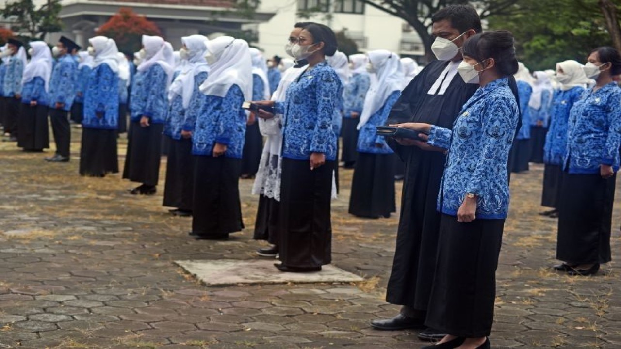 Sejumlah calon pegawai negeri sipil (CPNS) yang dinyatakan lulus mengucapkan sumpah jabatan menjadi PNS saat upacara pelantikan di Serang, Banten, Rabu (2/2/2022). ANTARA/Asep Fathulrahman/wsj