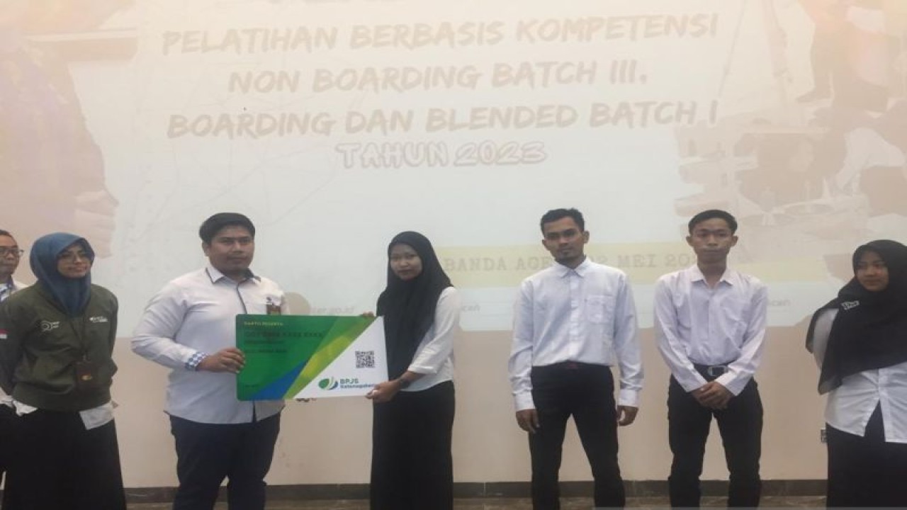 Kepala BPVP Banda Aceh Rahmad Faisal didampingi  Pejabat Pengganti Sementara Kepala Kantor BPJAMSOSTEK Banda Aceh Syarifah Mirazona menyerahkan kartu kepesertaan BPJS Ketenagakerjaan kepada peserta di Banda Aceh, Senin (22/5/2023). (ANTARA/M. Ifdhal)