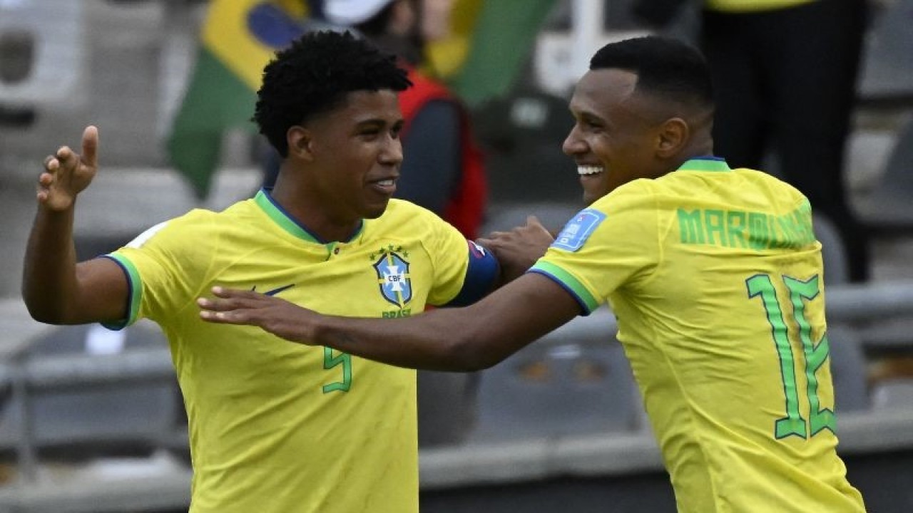 Selebrasi penyerang Brasil Marquinhos (kanan) dengan rekan setimnya Andrey Santos setelah mencetak gol untuk timnya dalam pertandingan Grup D Piala Dunia U-20 lawan Nigeria di Diego Armando Maradona stadium pada 28 Mei 2023. ANTARA/AFP/LUIS ROBAYO