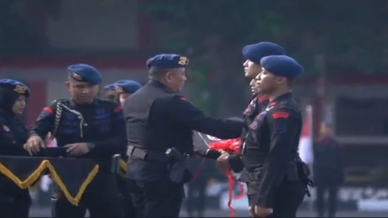 Komandan Korps (Dankor) Brimob Polri Komjen Anang Revandoko menyerahkan penghargaan kepada tiga anggota Brimob yang mendapatkan medali pada SEA Games 2023 di Mako Brimob, Jakarta, Selasa (23/5/2023). (ANTARA/HO-Brimob Polri)