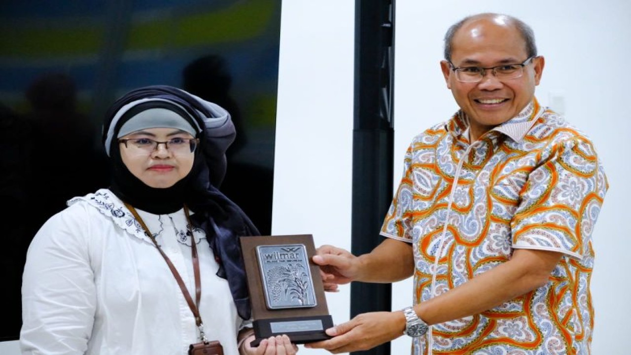 Kepala Pusat Rekayasa Genetika BRIN Ratih Asmana Ningrum (kiri) menerima cinderamata dari Rice Business Head PT WPI Saronto usai memaparkan kerjasama pengembangan benih padi Wigenta di Bogor, Rabu (24/5/2023) (Antara/HO/WPI)